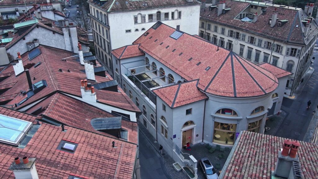 Die «Manège en Ville» ist eine ehemalige Reithalle, wurde später zur Autogarage und belebt heute mit viel- fältigen Nutzungen die Genfer Altstadt. Foto: Videostill, Devonas Productions