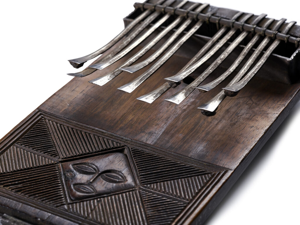 Cisanji, lamellophone République démocratique du Congo, Katanga Chokwe. Première moitié du 20e siècle Bois, métal, résine, fibre végétale Acquis à Paris en 1930 ; provenance non documentée MEG Inv. ETHMU 012753 © MEG, J. Watts