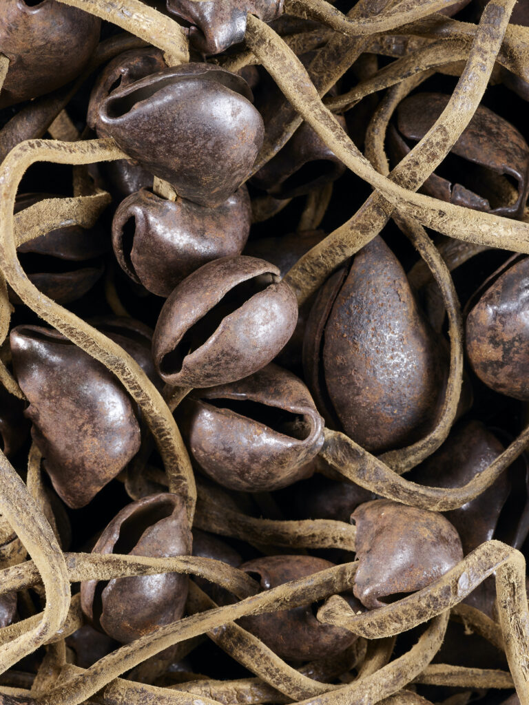 Garè, grelots Soudan, Otalo Anyuak. 20e siècle Fer, cuir Donnés au MEG en 1979 ; collectés par l’ethnologue Conradin Perner en 1978 MEG Inv. ETHMU 039949 © MEG, J. Watts