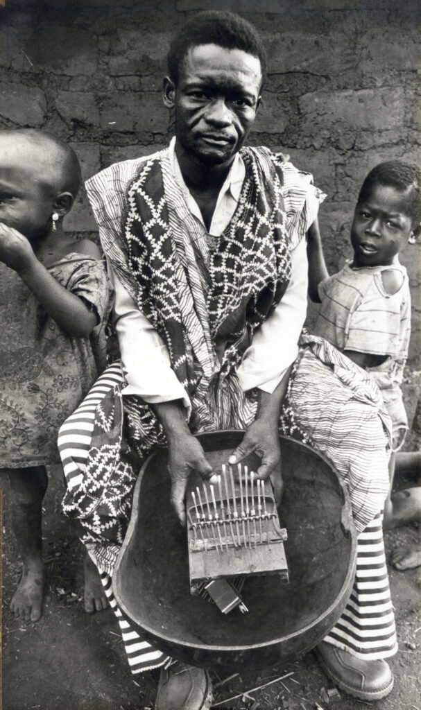 Le musicien Étienne ‘Doko et son lamellophone sanzi République centrafricaine, pays Gbaya, Gàló Photographie de Vincent Dehoux. 1977 Tirage photographique Collection Vincent Dehoux