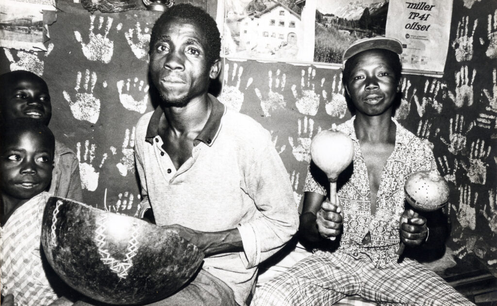 Les musiciens Etienne Ngbozo (lamellophone sanzi) et Arone Singa (hochets soko) République centrafricaine, pays Gbaya, Ndongué Photographie de Vincent Dehoux. 1977 Tirage photographique Collection Vincent Dehoux