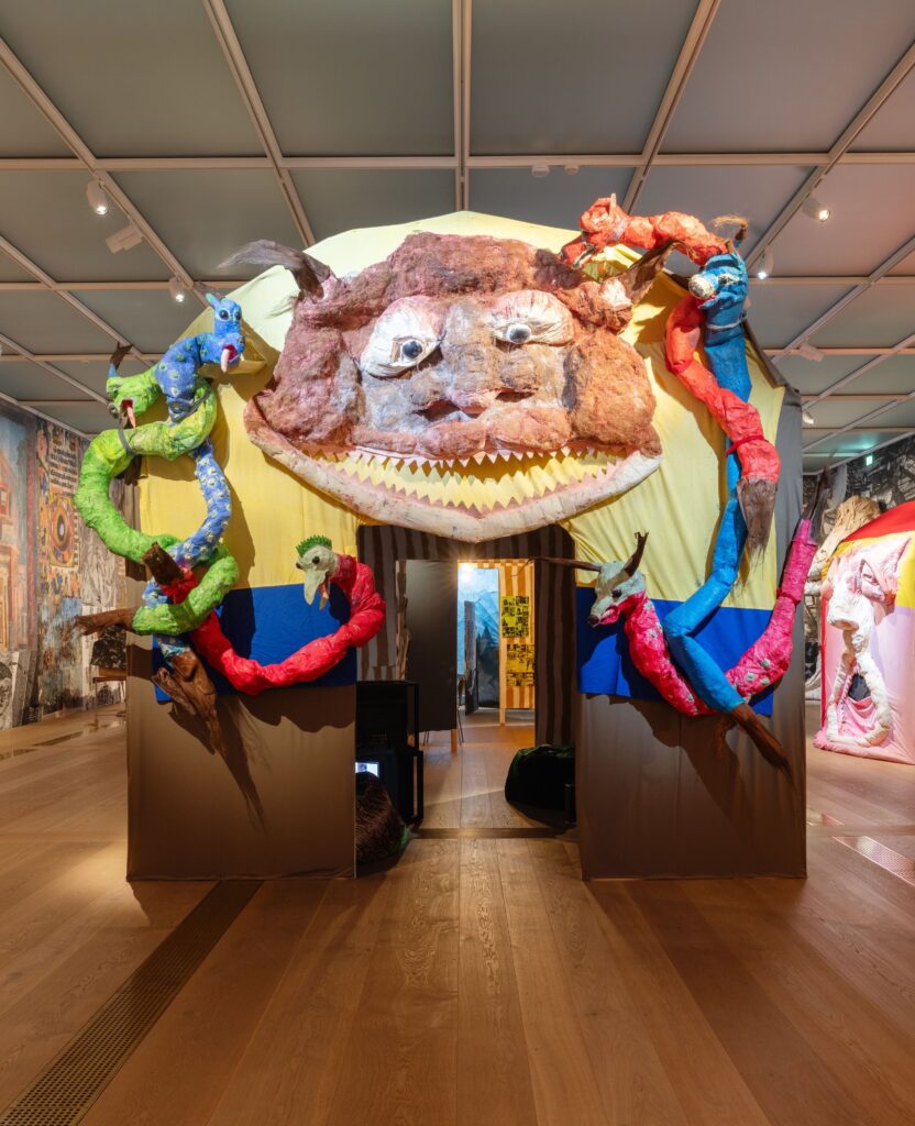 «Monster Chetwynd, The Trompe l’oeil Cleavage», Ausstellungsansicht Kunsthaus Zürich, 2025 - Foto: Franca Candrian, Kunsthaus Zürich, © Monster Chetwynd