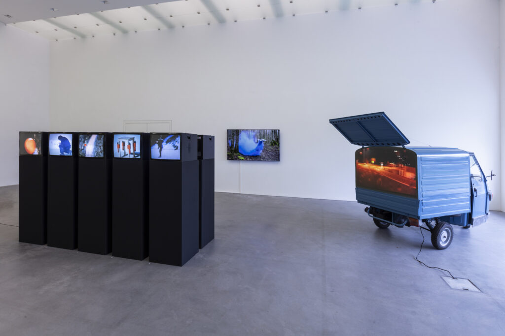 Bild: Ausstellungsansicht «Roman Signer. Filme», Kunsthalle Appenzell, 2025 - Foto: Stefan Rohner