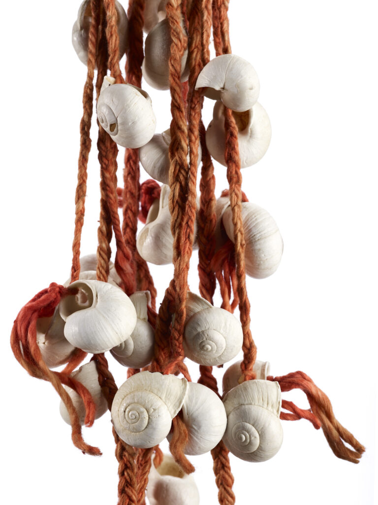 Sonnailles avec panier Égypte, Abou Simbel 20e siècle Coquilles d’escargots, fils de coton, cuir, fibre végétale Don du luthier et musicologue Luc Breton en 1997 MEG Inv. ETHMU 052020 © MEG, J. Watts