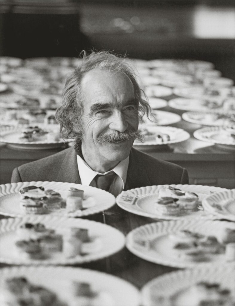 Tinguely vor einem Bankett anlässlich seiner Ausstellung im Palazzo Grassi, Venedig Entstehungszeit: 1987 Fotocredit: Nanda Lanfranco
