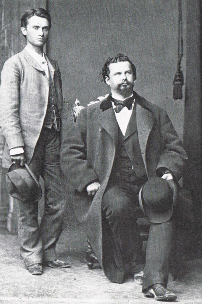 Seine Begeisterung für Friedrich Schillers Wilhelm Tell führt König Ludwig II. von Bayern 1865 und 1881 inkognito in die Zentralschweiz. Ein Besuch im Fotoatelier in Luzern bildet den Abschluss der Reise 1881. Die Fotografie bricht alle höfischen Regeln. Dass der Schauspieler Josef Kainz seine Hand auf den Stuhl des sitzenden Königs legt, ist dermassen unangebracht, dass Kainz’ Arm wegretuschiert wird. Bild: © Schweizerisches Nationalmuseum