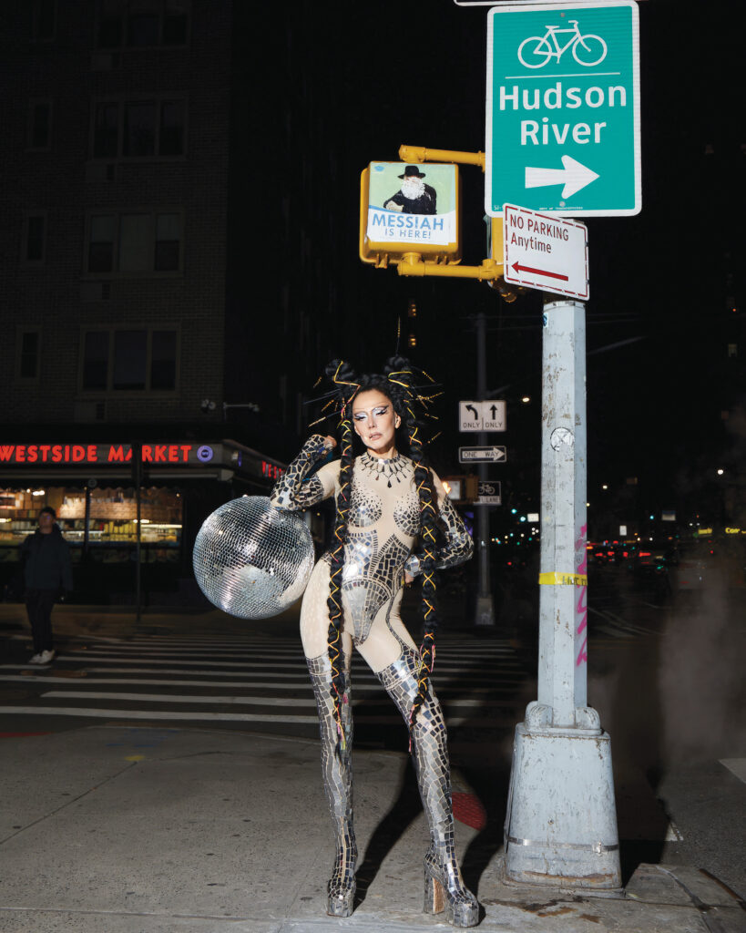 Susanne Bartsch, bei der Lancierung von Bartschland, 2024. Sie trägt einen Look von Mathu & Zaldy aus den frühen 1990er Jahren. Foto: © Steven Menendez