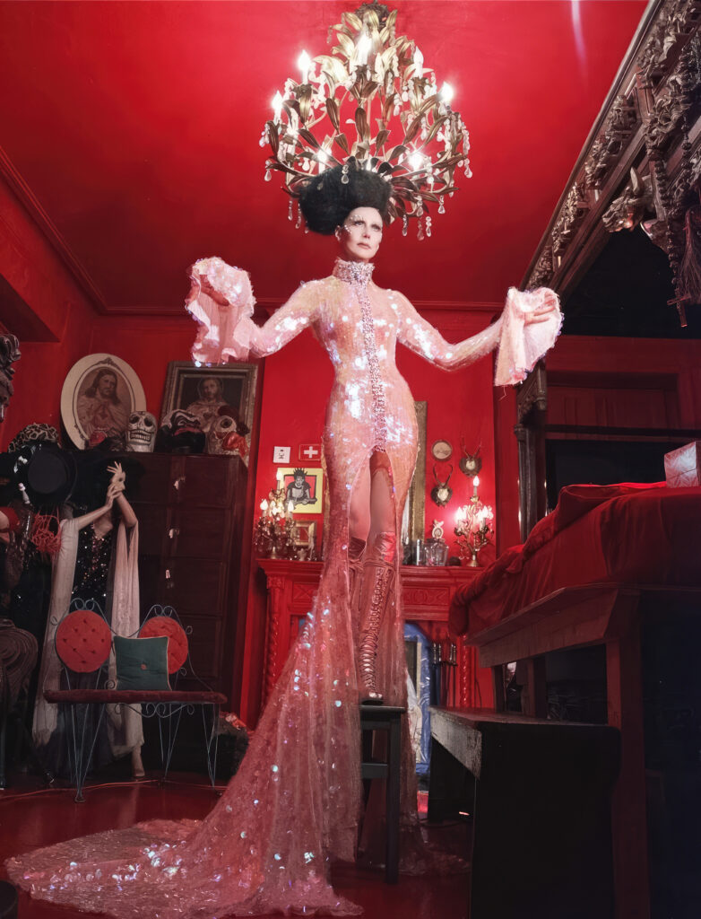 Susanne Bartsch in ihrem Apartment im Chelsea Hotel. Sie trägt einen Look von BCalla. Foto: © Ace Amir