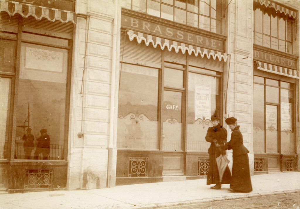 Die Aufnahme zeigt Kaiserin Elisabeth (links) am Tag vor ihrer Ermordung in Territet bei Montreux. Begleitet wird sie von ihrer Hofdame Gräfin Sztáray. Die Schweizer Behörden hatten ihr Polizeischutz angeboten, doch die Kaiserin verzichtete. Bild: © Bibliothèque de Genève