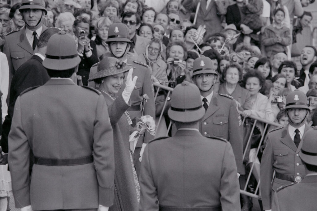 Die britische Königin Elisabeth II. und Prinz Philip absolvieren auf ihrem Staatsbesuch Ende April 1980 ein volles Programm. Unter grössten Sicherheitsvorkehrungen geht die Reise nach Bern, Montreux, Luzern, auf das Rütli und nach Zürich. In Lausanne werden Königin Elisabeth II. und Prinz Philip vor dem Palais de Beaulieu durch den Präsidenten der britischen Gemeinschaft empfangen. - © Schweizerisches Nationalmuseum
