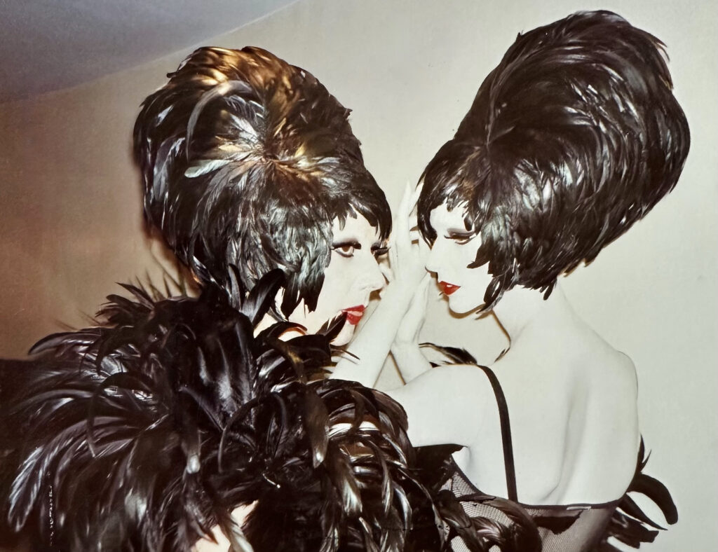 Susanne Bartsch trifft auf das nach ihrer Figur gestalteten Mannequin, das von der legendären Londoner Mannequin Manufaktur Adel Rootstein hergestellt wurde. Foto: Archiv Susanne Bartsch