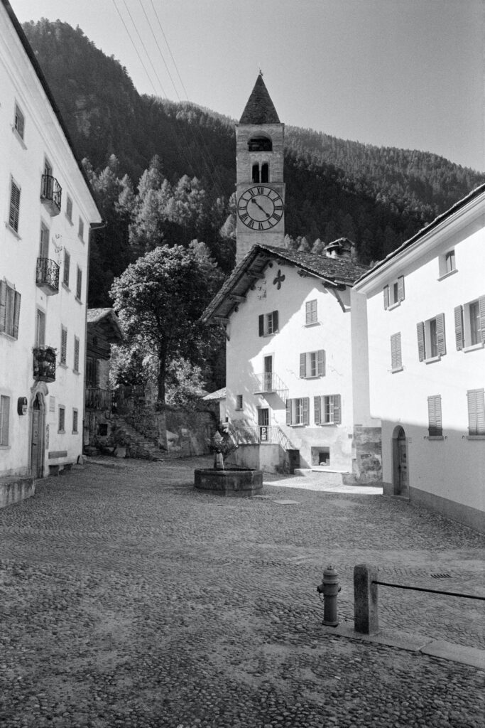 Plazza d’Zura in Bondo mit dem Pfarrhaus in der Mitte, Ernst Scheideg- gers Zweitwohnsitz ab 1965, © 2025 Stiftung Ernst Scheidegger-Archiv, Zürich