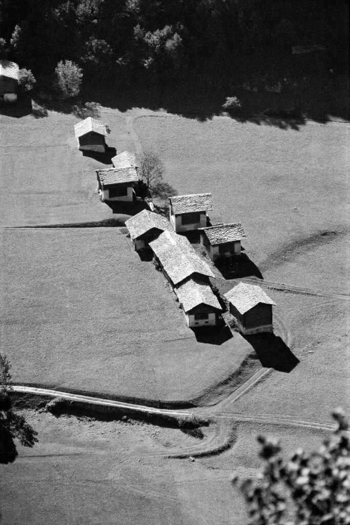 Die Ställe auf der Ebene westlich von Bondo (Caltüra), © 2025 Stiftung Ernst Scheidegger-Archiv, Zürich