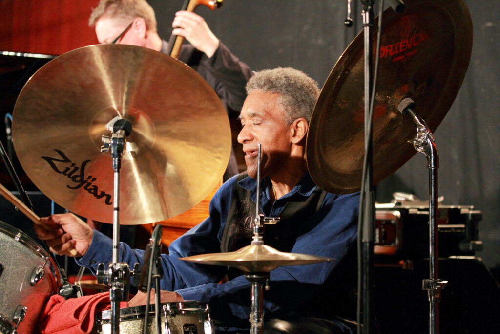 Al Foster, 2016 - Foto: Schorle, https://de.wikipedia.org/wiki/Benutzer:Schorle - Lizenz: https://creativecommons.org/licenses/by-sa/4.0/deed.en - Datei: https://commons.wikimedia.org/wiki/File:Al_Foster_Quartet_08.jpg