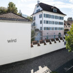 Aussenansicht Kunsthaus Zug, 2023 - Foto: Kommunikation KunsthausZug - Lizenz: https://creativecommons.org/licenses/by-sa/4.0/deed.en - Datei: https://commons.wikimedia.org/wiki/File:Aussenansicht_Kunsthaus_Zug.jpg