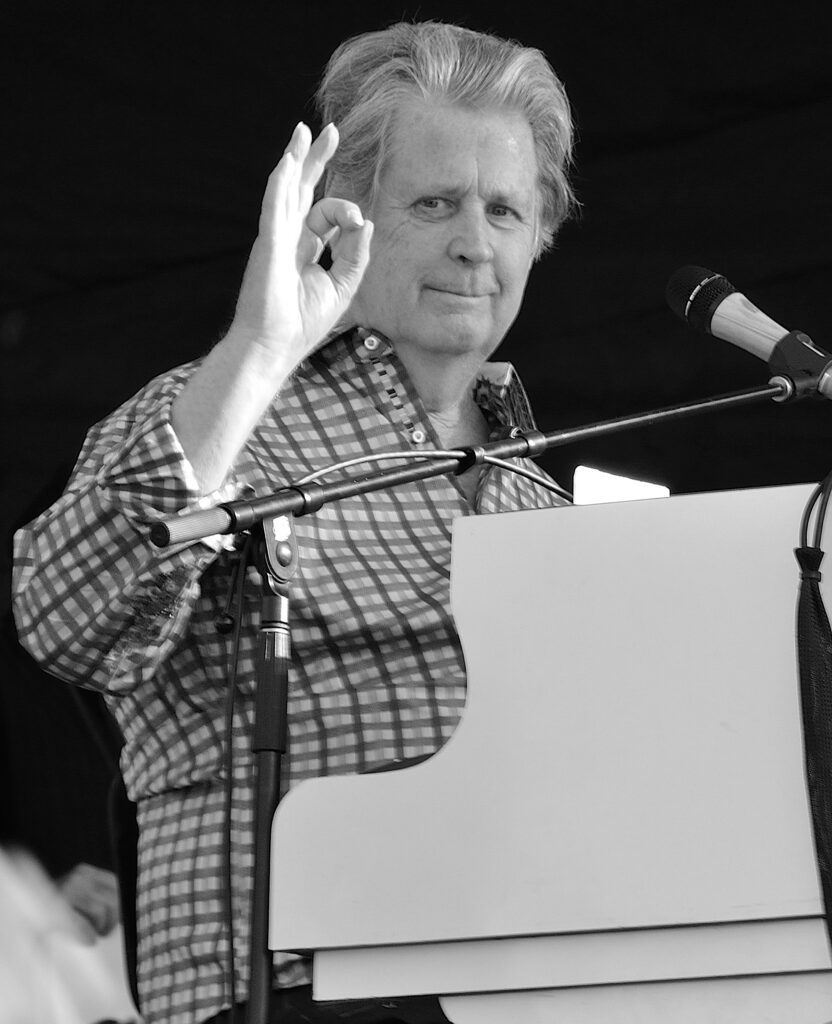 Brian Wilson, 2012 - Foto: Takahiro Kyono, https://www.flickr.com/people/75972766@N02 - Lizenz:https://creativecommons.org/licenses/by/2.0/deed.en - Datei: https://commons.wikimedia.org/wiki/File:Brian_Wilson_(7314673472)_(tall).jpg