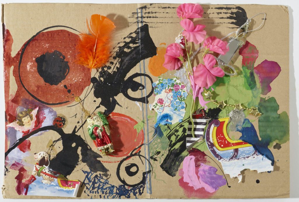 Jean Tinguely (1925 – 1991) Sans titre, date inconnue Collage (gouache, autocollants, plumes, fleurs en plastique, décoration d'un sapin de Noël, patchs sur carton) L 30,5 x H 45,5 cm © Niki Charitable Art Foundation