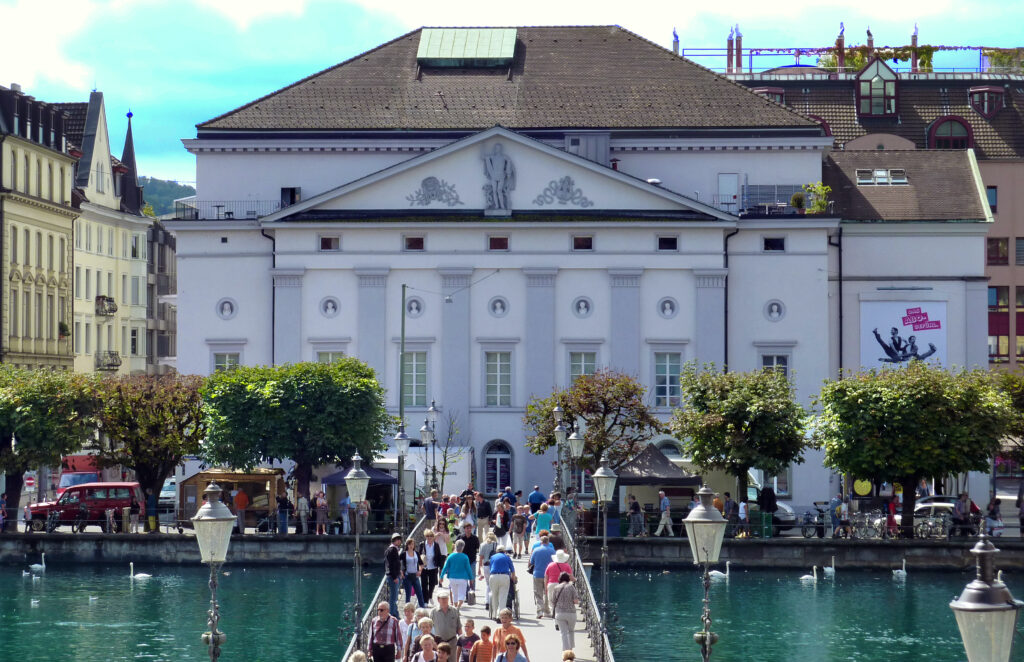 Luzerner Theater, 2011 - Foto: James Steakley, https://commons.wikimedia.org/wiki/User:Jdsteakley - Lizenz: https://creativecommons.org/licenses/by-sa/4.0/deed.en - Datei: https://commons.wikimedia.org/wiki/File:Lucerne_Theater.JPG (Ausschnitt)