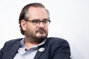 Jonas Lüscher, 2018 - Foto: © Martin Kraft, https://photo.martinkraft.com/ - Lizenz: https://creativecommons.org/licenses/by-sa/3.0/de/legalcode - Datei: https://commons.wikimedia.org/wiki/File:MJK62716_Jonas_L%C3%BCscher_(Frankfurter_Buchmesse_2018).jpg