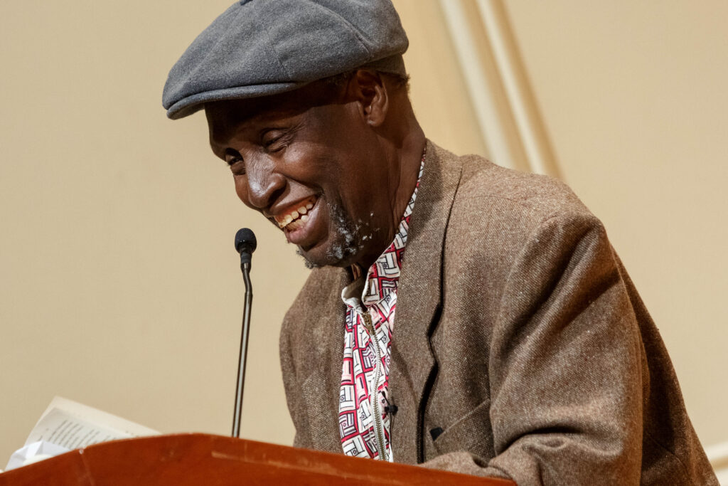 Bild: Ngũgĩ wa Thiong’o, 2019 - Foto: Library of Congress Life, https://www.flickr.com/photos/library-of-congress-life/48139052733/ - Lizenz: https://creativecommons.org/publicdomain/zero/1.0/deed.en - Datei: https://commons.wikimedia.org/wiki/File:Ng%C5%A9g%C4%A9_wa_Thiong%27o_2019_(48139052733).jpg?uselang=de