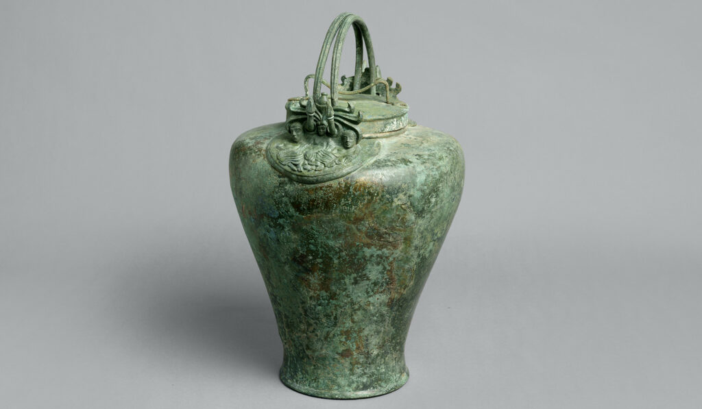 Situla, Bronze, 4. Jh.v.Chr. Die Situla ist eine in der Antike weit verbreitete Form und kommt insbesondere seit der späten Villanova-Kultur in zahlreichen Grabbeigaben in Etrurien und Mittelitalien vor.