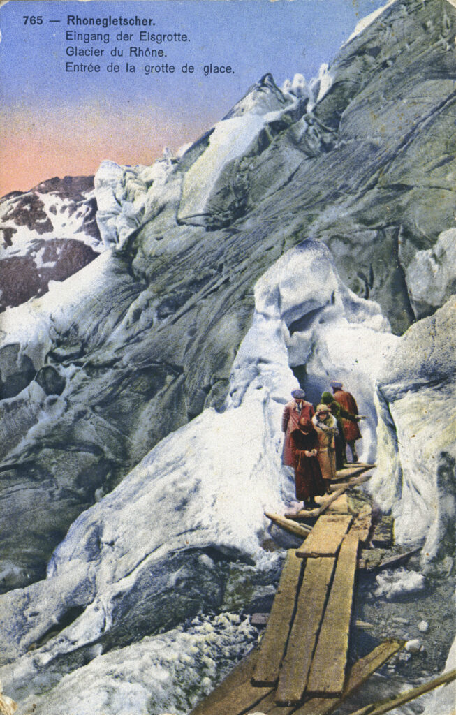 Société graphique (éditeur), Neuchâtel, Glacier du Rhône : entrée de la grotte de glace, vers 1924-1946, carte postale, © Musée suisse de l’appareil photographique, Vevey.