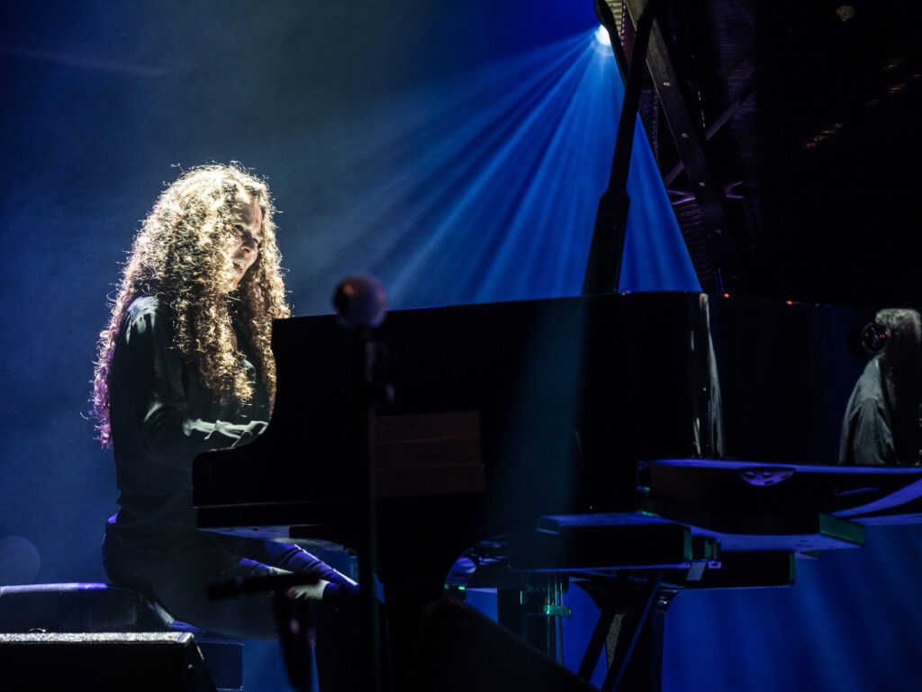 Sylvie Courvoisier 2017 beim Moers Festival (D) - Foto: Harald Krichel - Lizenz: https://creativecommons.org/licenses/by-sa/4.0/deed.en - Datei: https://commons.wikimedia.org/wiki/File:Sylvie_Courvoisier-1.jpg