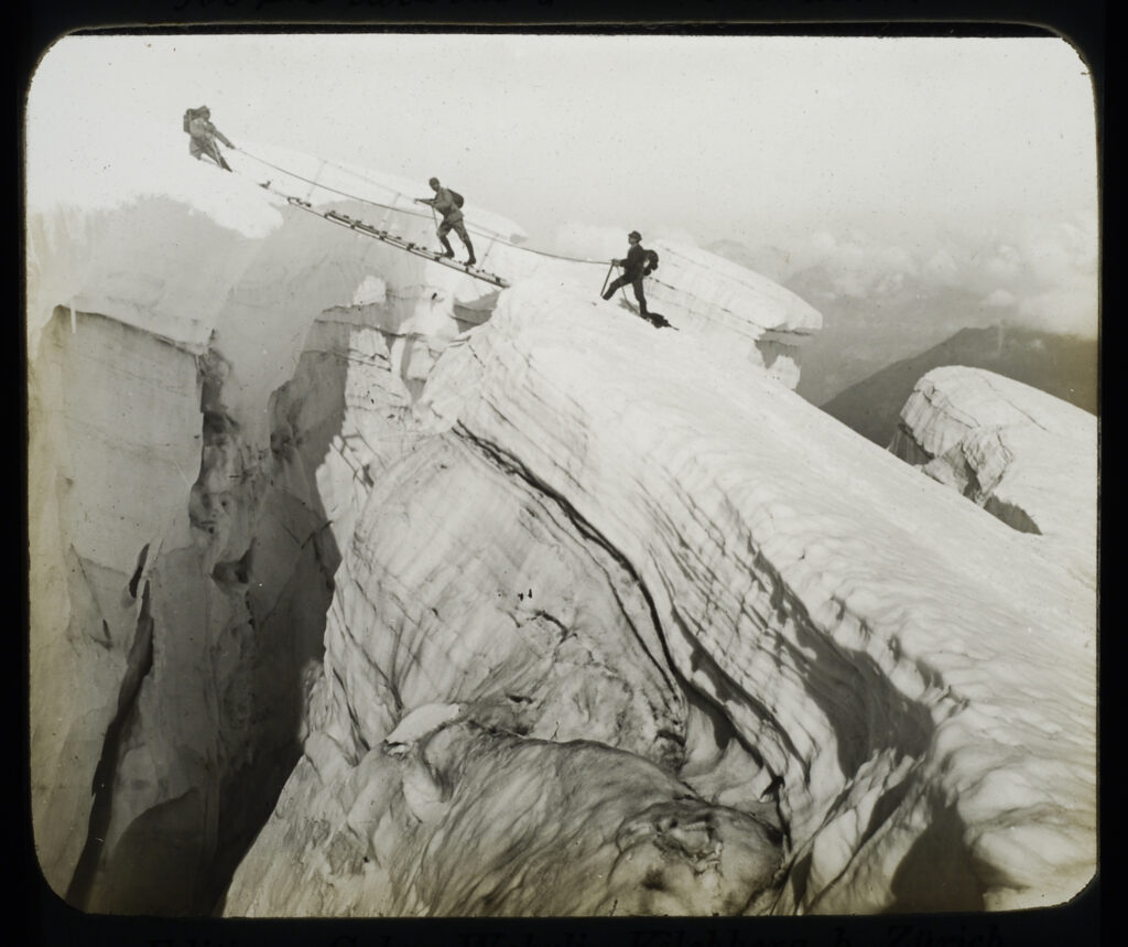 Gilbert Hovey Grosvenor (1875-1966), Trois alpinistes franchissant une crevasse le Mont Blanc, vers 1891-1904, diapositive pour lanterne magique, © Musée suisse de l’appareil photographique, Vevey.