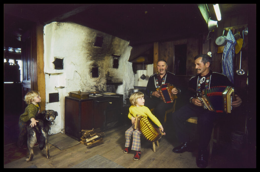 Rees Gwerder (1911–1998) und Josef Inderbitzin üben gemeinsam mit Gwerders Enkelin Rita Schwyzerörgeli. Der Autodidakt und talentierte Schwyzerörgeler bewegte mit seinen Kompositionen eine Menge Tanzbegeisterte. Bibliothèque de Genève, Dany Gignoux