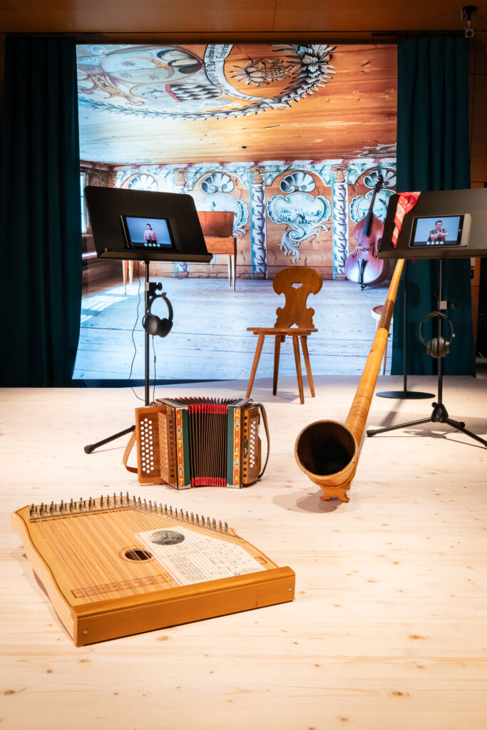 Auf der «Stubete-Bühne» darf gejodelt, gespielt und getanzt werden: Volksmusikinstrumente stehen bereit, begleitet von Schritt-für-Schritt-Anleitungen. Schweizerisches Nationalmuseum
