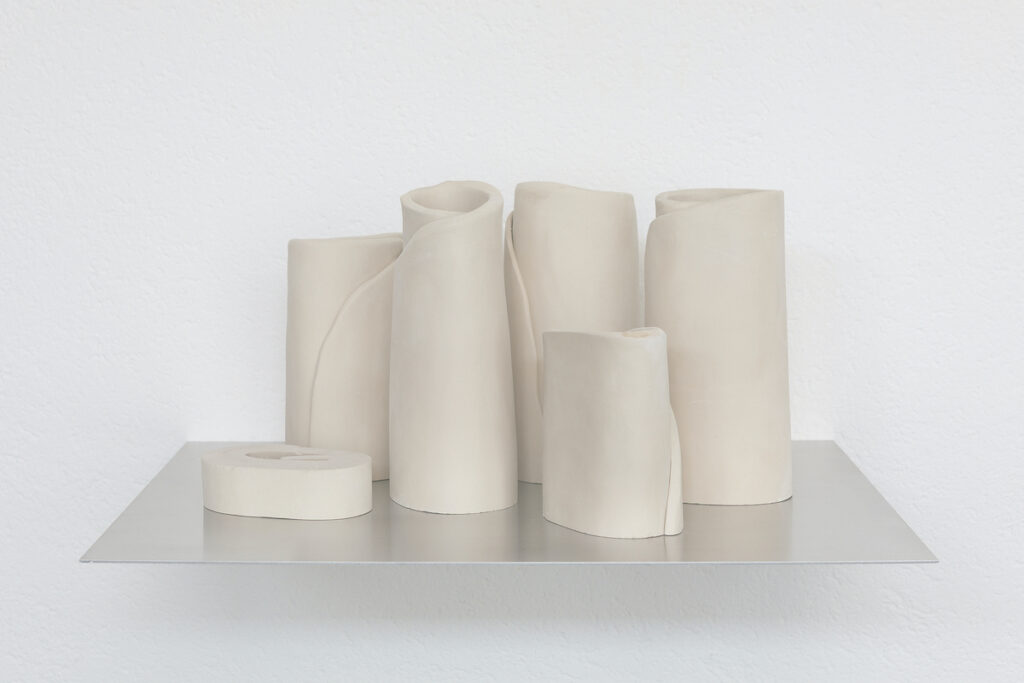 © Sandra Capaul, Still 3, 2020 Ton ungebrannt, Aluplatte, Eisenwinkel, 20,5 × 50 × 39 cm (Foto: Martin Bachmann)