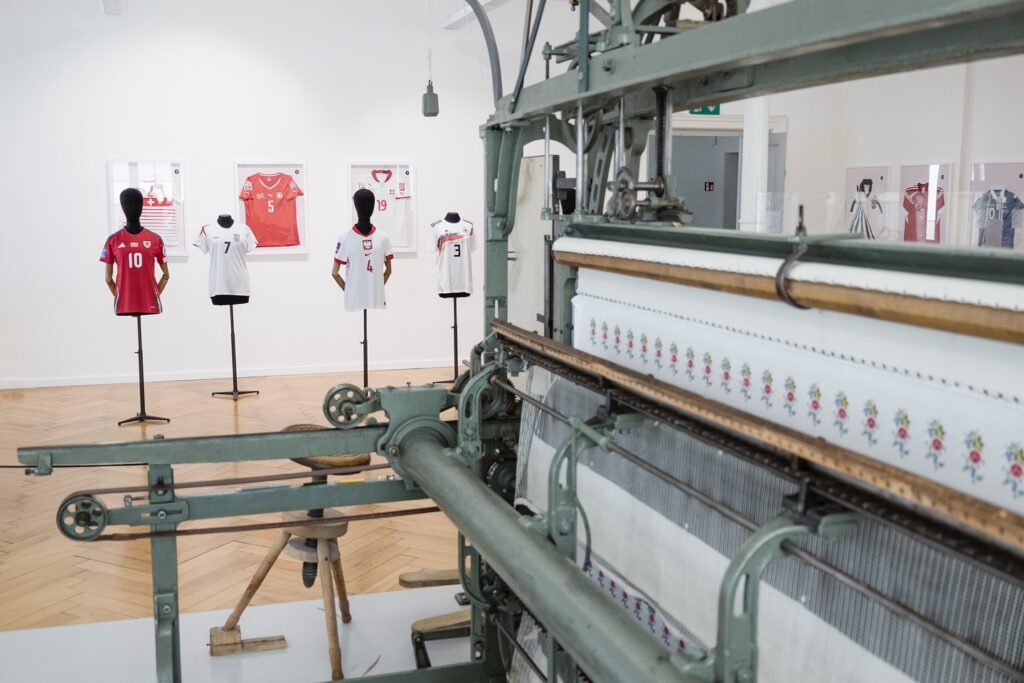 «DRESSES TO WIN. WOMEN, FOOTBALL & TEXTILES» Ausstellung im Textilmuseum St. Gallen, bis am 27. Juli 2025