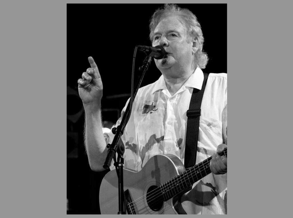 David Cousins, 2008 - Foto: Lrheath, BB Kings NYC with the Straws - Lizenz: https://creativecommons.org/licenses/by-sa/3.0/deed.en - Datei: https://commons.wikimedia.org/wiki/File:DaveCousins08.jpg