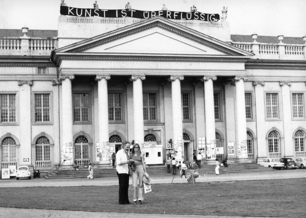 ben-vautier-kunst-ist-ueberfluessig-1972-kassel-fridericianum-documenta-5-1972.jpg Annick und Anton Herbert, Documenta 5, 1972 (Ben Vautier, Kunst ist überflüssig), Archive Herbert Foundation, Ghent.