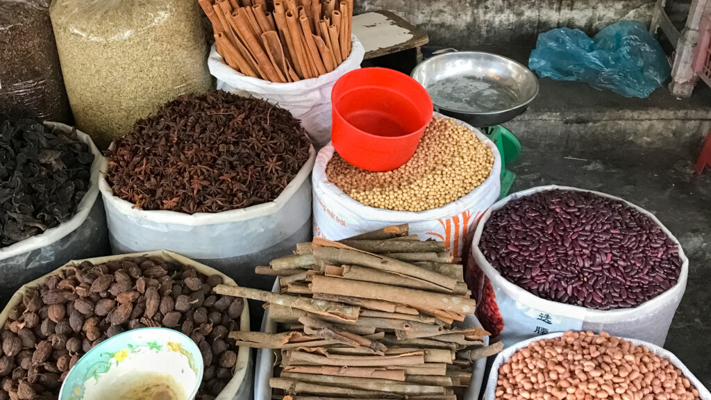 Zimt, Sternanis und Kardamom neben anderen Gewürzen aus Vietnam auf dem Đồng Xuân Markt in Hanoi. Foto: Annuska Derks, 2018.