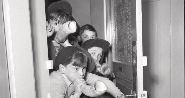 Jost Camenzind © StAAG/RBA1-9-671_1 Schulsilvester in Zürich 1950, Kinder wecken die Leute auf, 15. Dezember 1950