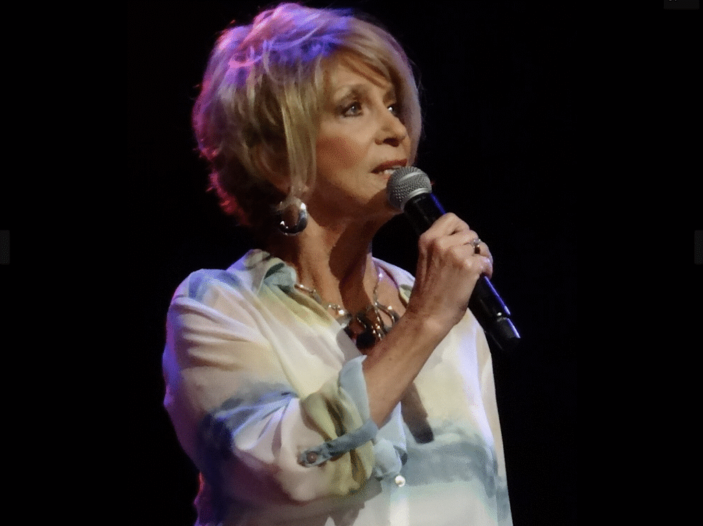 Jeannie Seely 2015 in der Grand Ole Opry - Foto: Ronharman - Lizenz: https://creativecommons.org/licenses/by-sa/4.0/deed.en - Datei: https://commons.wikimedia.org/wiki/File:Jeannie_Seely_on_Grand_Ole_Opry.jpg
