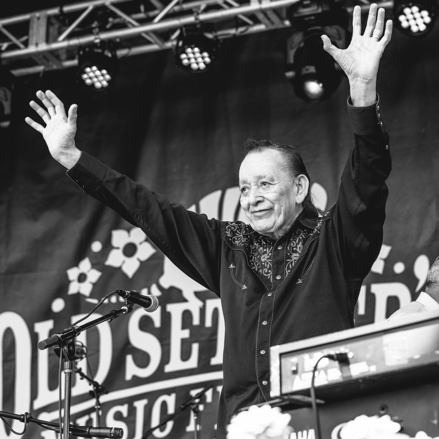 Flaco Jiménez, 2022 - Foto: Listenyoungman - Lizenz: https://creativecommons.org/licenses/by-sa/4.0/deed.en - Datei: https://commons.wikimedia.org/wiki/File:Flaco_Jimenez_at_Old_Settlers.jpg Bild: Flaco Jiménez, 2012 - Foto: H. Michael Karshis from San Antonio, USA, https://www.flickr.com/photos/hmk/7992652467/ - Lizenz: https://creativecommons.org/licenses/by/2.0/deed.de - Datei: https://commons.wikimedia.org/wiki/File:Flaco_always_Rocko!_(7992652467).jpg?uselang=de
