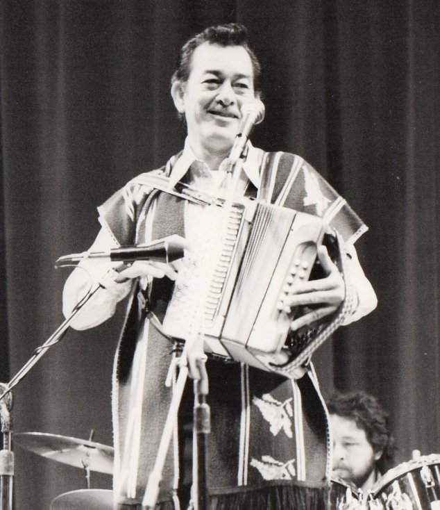 Jiménez on stage at Farnham, U.K., 1985 (on tour with Peter Rowan) - Foto: Tony 1212, https://commons.wikimedia.org/wiki/User:Tony_1212 - Lizenz: https://creativecommons.org/licenses/by-sa/4.0/deed.en - Datei: https://commons.wikimedia.org/wiki/File:Flaco_Jimenez_(musician)_on_stage_at_Farnham,_U.K.,_1985.jpg
