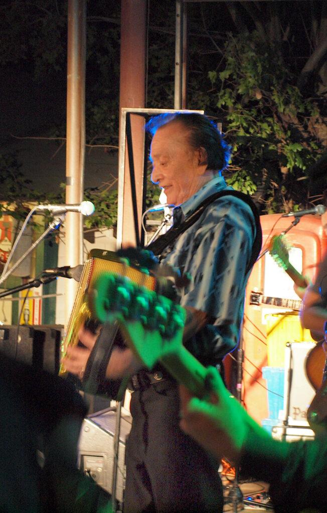 Flaco Jiménez, 2012 - Foto: H. Michael Karshis from San Antonio, USA, https://www.flickr.com/photos/hmk/7992652467/ - Lizenz: https://creativecommons.org/licenses/by/2.0/deed.de - Datei: https://commons.wikimedia.org/wiki/File:Flaco_always_Rocko!_(7992652467).jpg?uselang=de