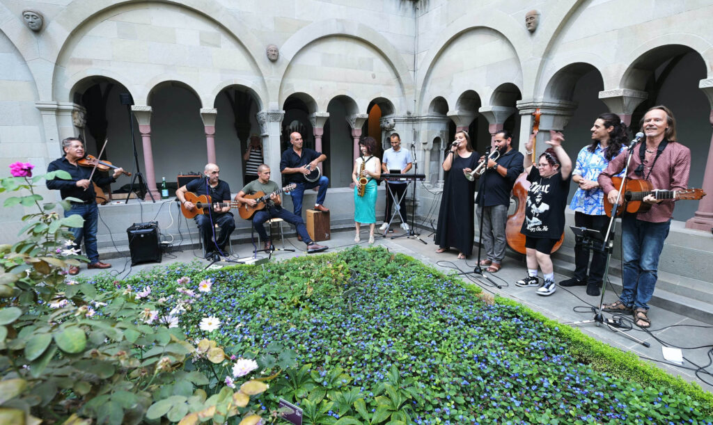 80 Rosen _ Das Ensemble im Kreuzgang Grossmünster Zürich. Foto: Bettina Humm