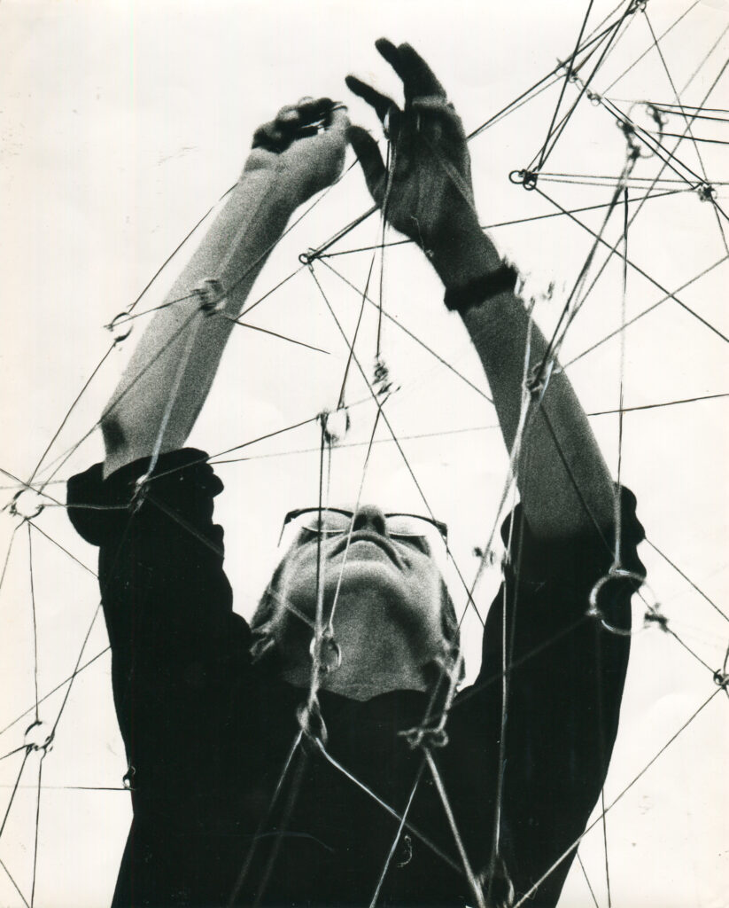 Gego beim Aufbau der Installation Reticulárea [Netzstruktur] Museo de Bellas Artes, Caracas, 1969 Foto: Juan Santana Archivo Fundación Gego © Fundación Gego