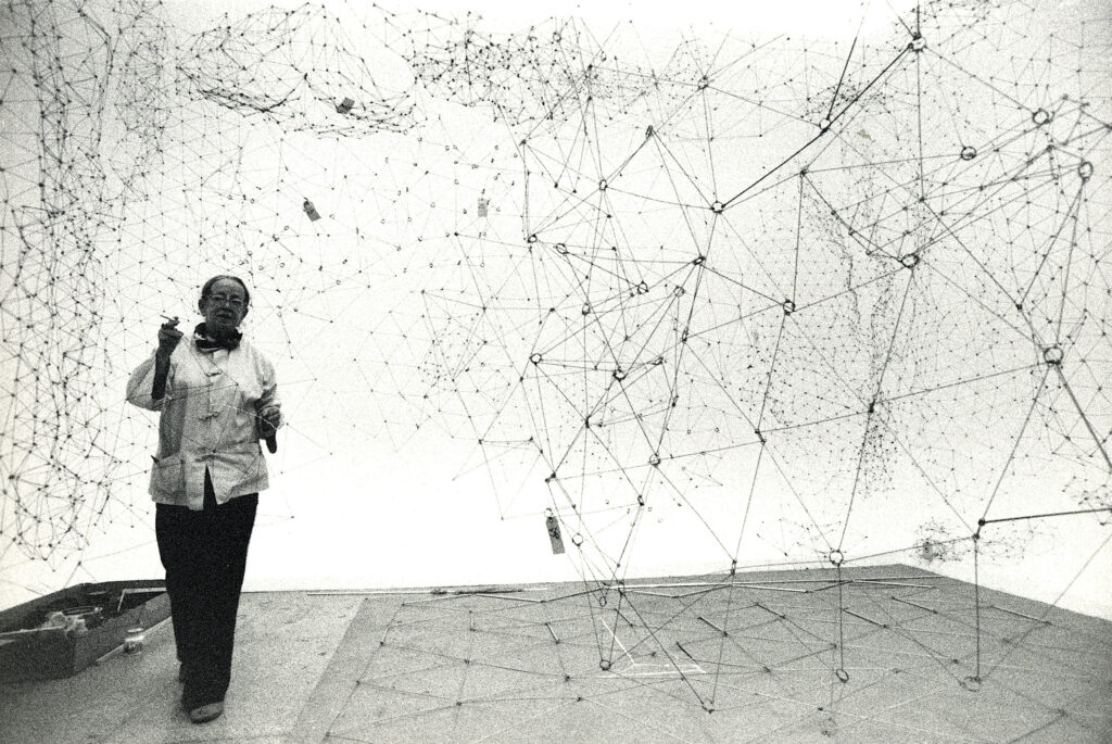 Gego beim Aufbau der Installation Reticulárea 1981 [Netzstruktur 1981] Sala Gego, Galería de Arte Nacional, Caracas, 1980 Foto: Christian Belpaire Archivo Fundación Gego © Fundación Gego