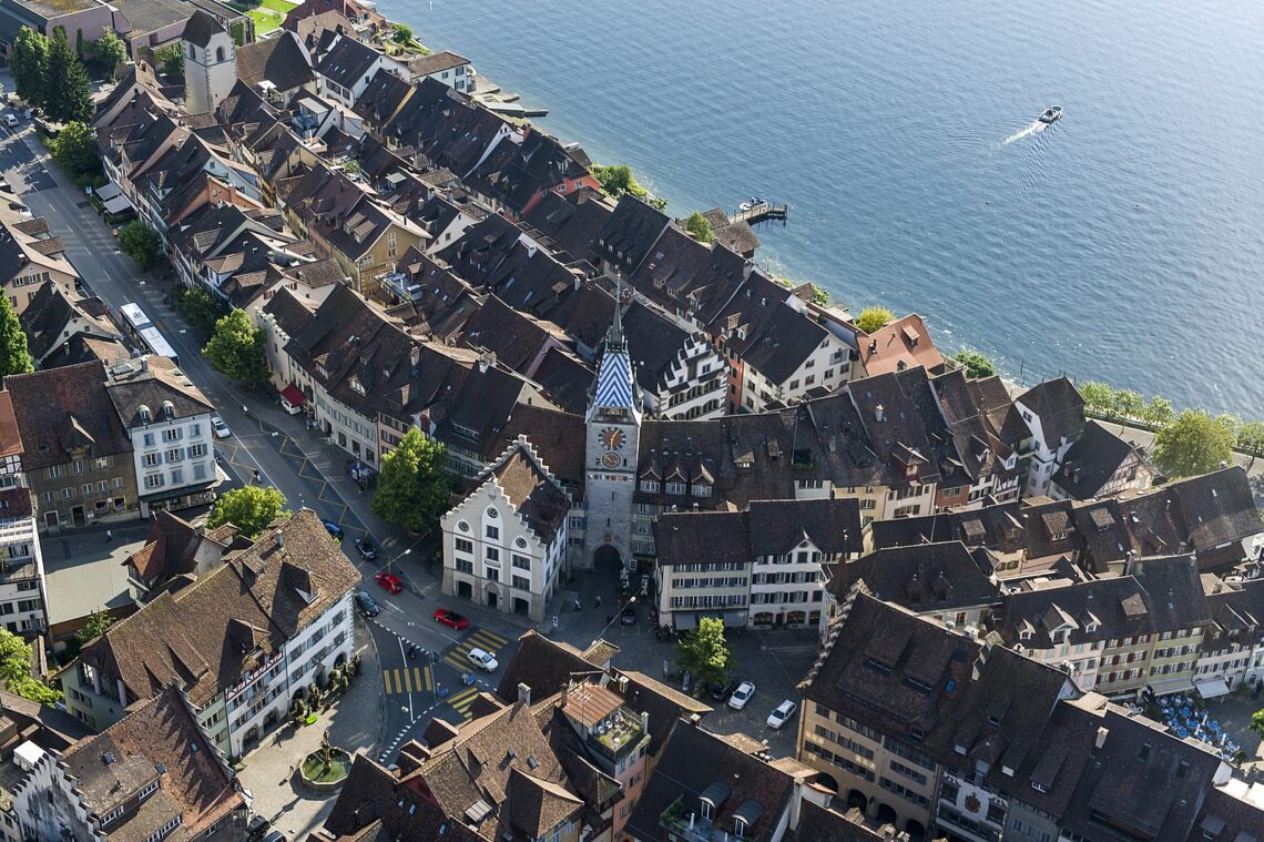 Altstadt von Zug, Luftaufnahme, 2009 - Foto: LohriPR - Lizenz: https://creativecommons.org/licenses/by-sa/4.0/deed.en - Datei: https://commons.wikimedia.org/wiki/File:City_of_zug_oldtown_aerial_view_%E8%80%81%E9%95%87.jpg