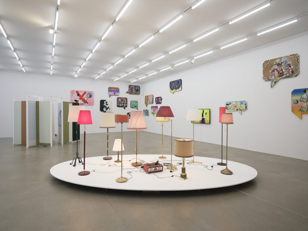 Installationsansicht Klodin Erb
Vorhang fällt Hund bellt
21.9.2025 – 4.1.2026, Aargauer Kunsthaus Foto: David Aebi, Burgdorf