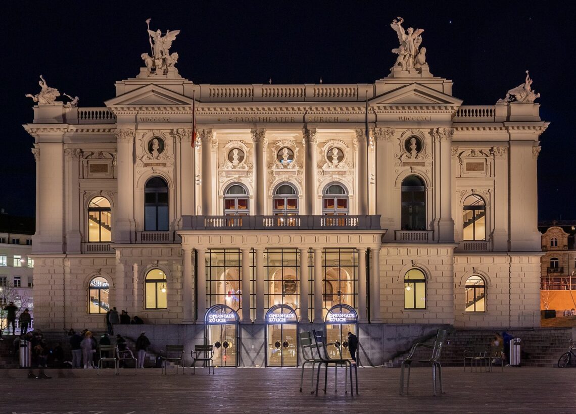 Opernhaus Zürich bei Nacht, 2013 - Foto: Matthias Süssen, https://www.wikidata.org/wiki/Q59087075 - Lizenz: https://creativecommons.org/licenses/by-sa/4.0/deed.en - Datei: https://commons.wikimedia.org/wiki/File:OpernhausZuerich-msu-3131.jpg (Ausschnitt)