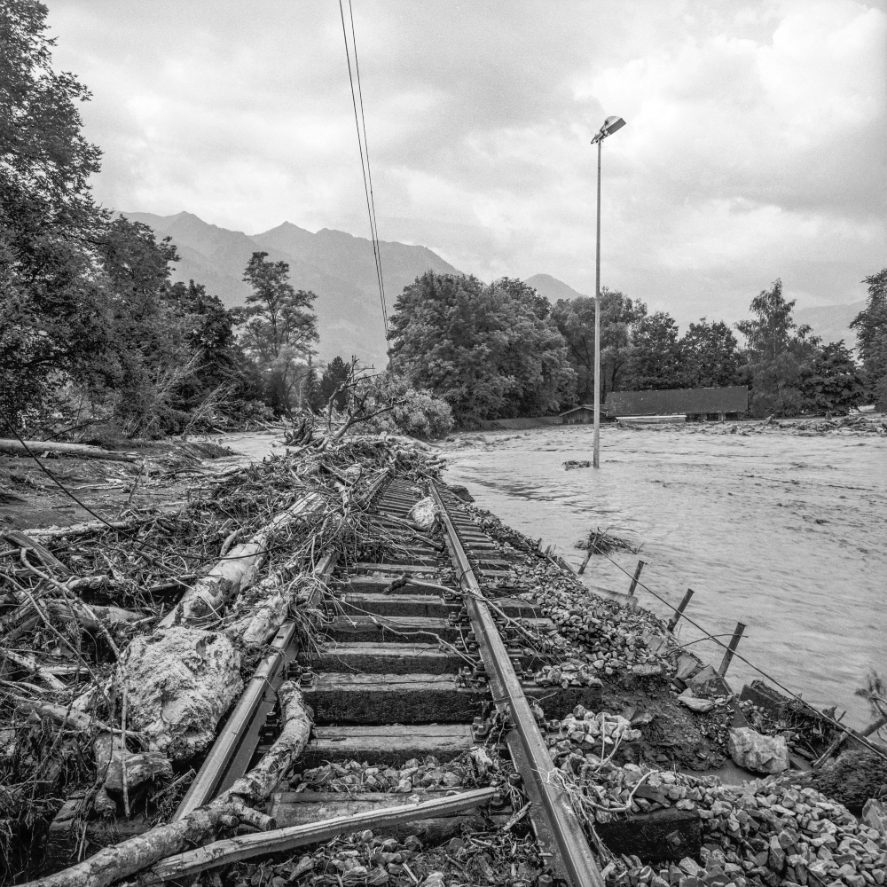 Daniel Reinhard, Bahntrasse Zentralbahn. Schwarz-Weiss Foto