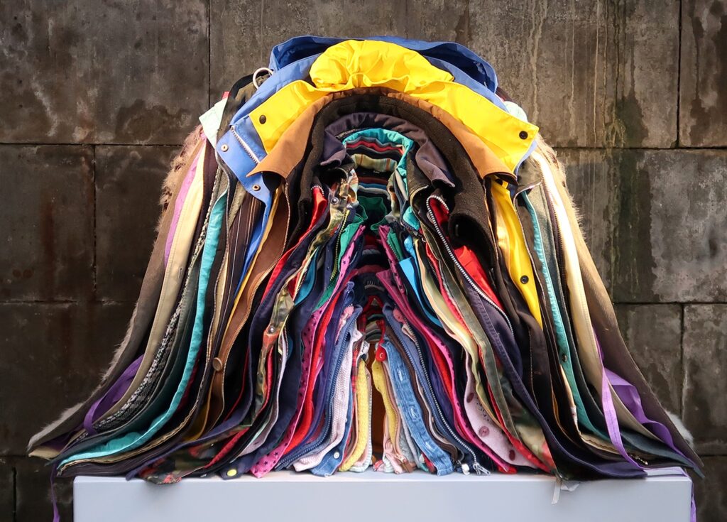 Isabelle Krieg, "Life Jacket (Health)", 2023, getragene Jacken, Glasfasergewebe, Epoxidharz, 75 x 120 x 75 cm © Isabelle Krieg