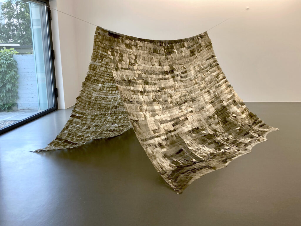 Isabelle Krieg, "Hope Tent", 2024, Glimmerplatten, Chiffonseide, Seil, 190 x 220 x 300 cm © Isabelle Krieg