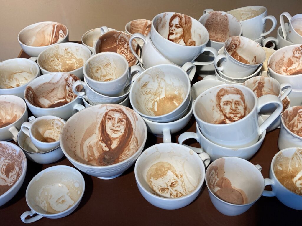 Isabelle Krieg, "Unerledigt III", seit 2010, Cappuccinoschaum und Kakao in Porzellantassen, auf Tisch, Grösse variabel © Isabelle Krieg